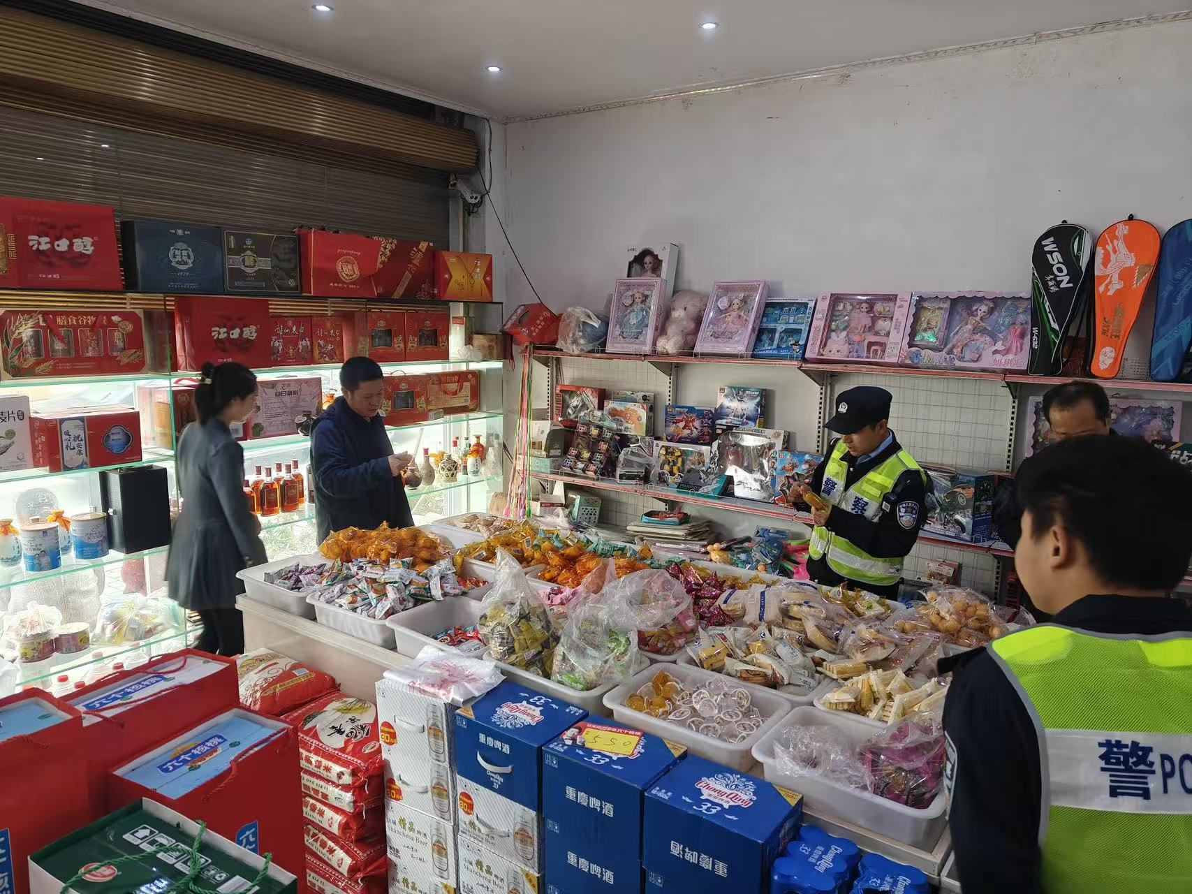 石黄镇领导带队督导检查校园周边食品安全工作